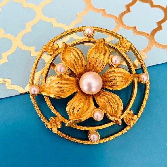 Vintage Floral Pearl Circle Pendant Gold Tone - Picture 1 of 2